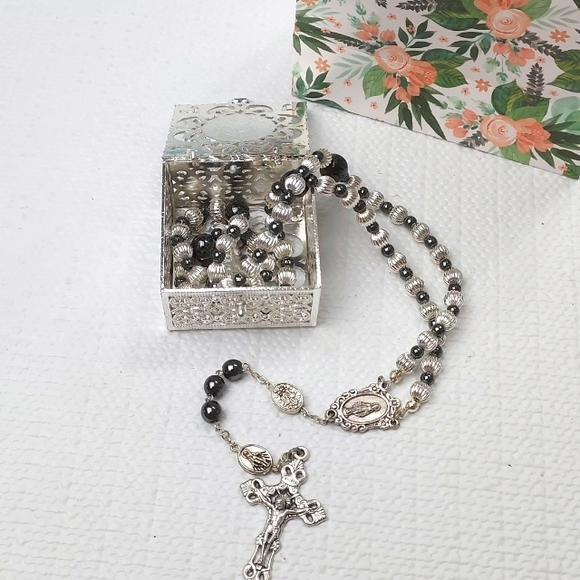 Rosary with gift box included. - Picture 3 of 10